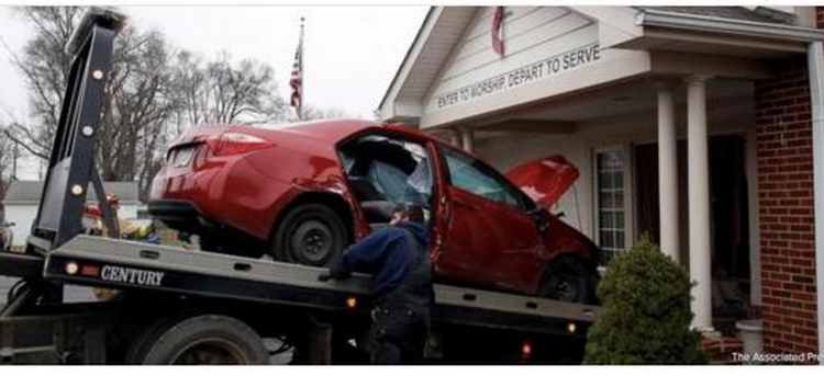 В США автомобиль врезался в здание церкви – шесть человек пострадали