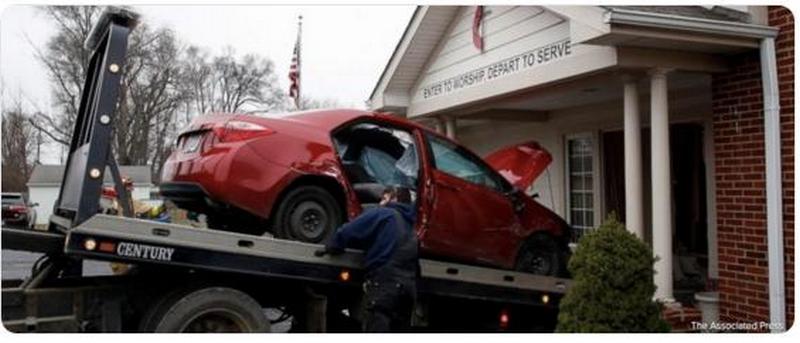В США автомобиль врезался в здание церкви – шесть человек пострадали 1