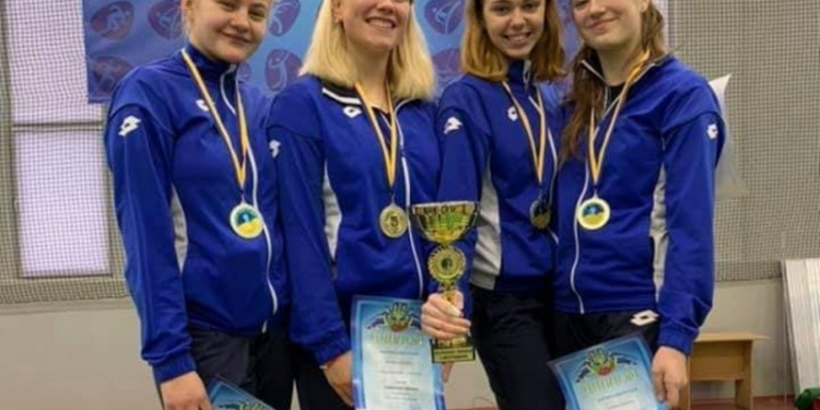 И в личном, и в командном зачете: юные николаевские рапиристы и саблисты стали чемпионами Украины