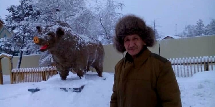 Дело «скульптора по навозу» в Якутии живет: появился еще один самоучка, слепивший символ 2019 году – Свинью