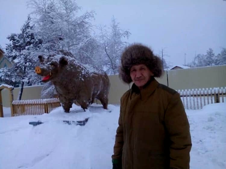 Дело «скульптора по навозу» в Якутии живет: появился еще один самоучка, слепивший символ 2019 году - Свинью 1