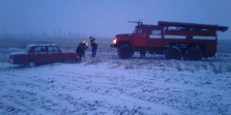 За вчерашние сутки спасатели Николаевщины оказали помощь 35 людям и вытащили из снежных заносов 17 автомобилей