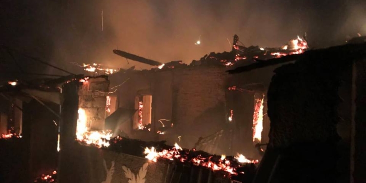 В Вознесенском районе на пожаре спасли пожилых мужчину и женщину – дом загорелся из-за камина