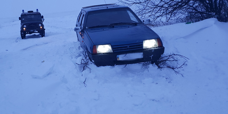 Спасатели Николаевщины за сутки вытащили 5 машин из снежных заносов и убрали 2 рухнувших дерева