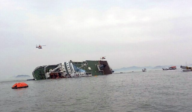 У берегов архипелага Шпицберген потерпел крушение норвежский траулер с 14 людьми на борту