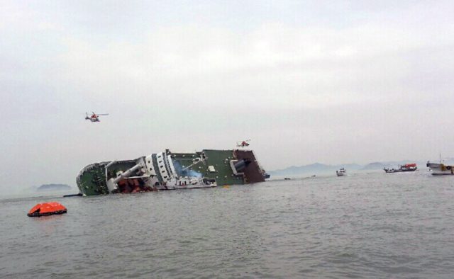 У берегов архипелага Шпицберген потерпел крушение норвежский траулер с 14 людьми на борту 3