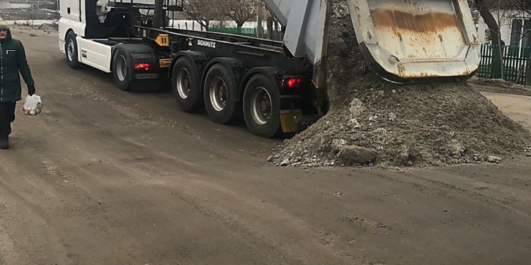 Перевозчики из нескольких городов за свои деньги возвращают проезжаемость дороге Н-14 «Николаев-Кропивницкий». САД контролирует, но не вмешивается