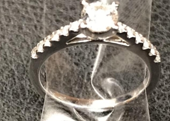 Разволновался? В Нью-Йорке мужчина, делая предложение своей даме, уронил кольцо в ливневку