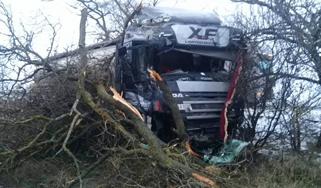 На Николаевщине за сутки два большегруза слетели с дорог в кюветы