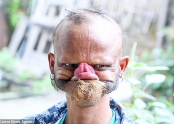 35-летний непалец хочет попасть в Книгу рекордов Гиннесса – он достает своим языком до собственного лба