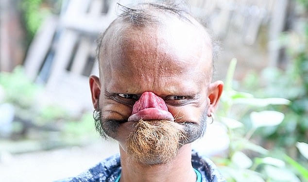 35-летний непалец хочет попасть в Книгу рекордов Гиннесса – он достает своим языком до собственного лба