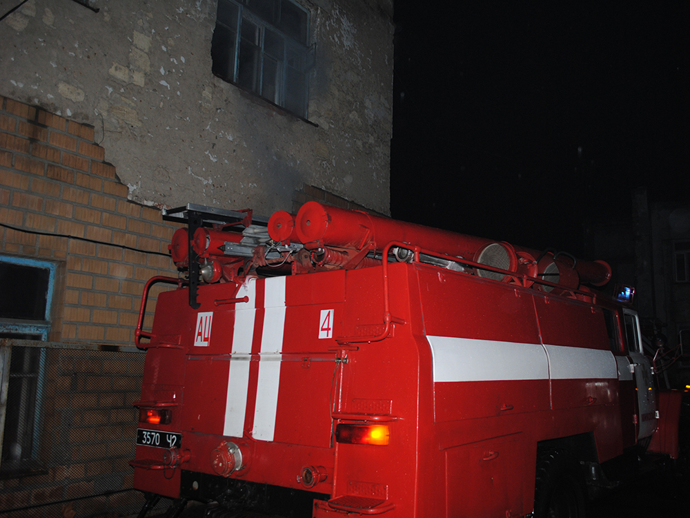 В Николаеве спасатели тушили раздевалку предприятия и припаркованный автомобиль 1