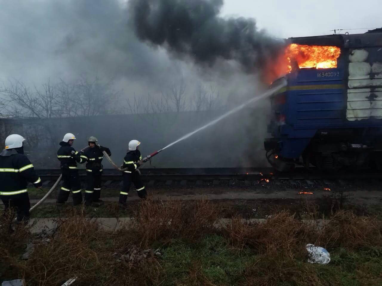 В Николаеве тушили маневровый тепловоз – в его двигателе что-то «замкнуло»