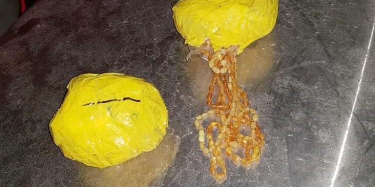 Гражданину Турции не дали вывезти из Украины 5,6 кг янтаря в изделиях