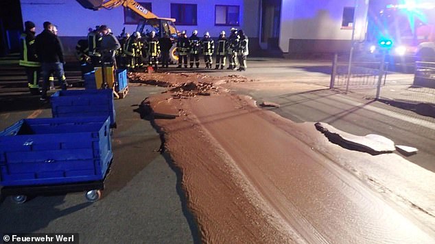 В Германии на улицу Вестоннена вылилась тонна жидкого шоколада класса «люкс» 1