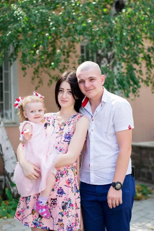 Николаевскому десантнику нужна помощь – спасти от рака его 21-летнюю жену 19