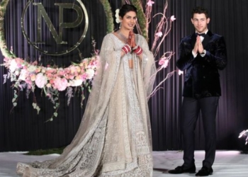 Звезда Болливуда вышла замуж в 23-метровой фате