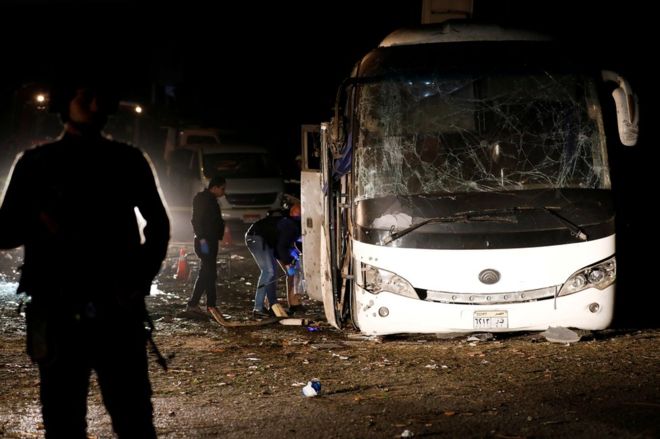 В Египте подорвали туристический автобус возле пирамид Гизы, погибло четверо туристов 1