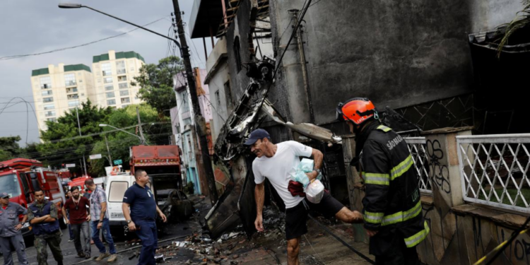 В Бразилии самолет упал на жилые дома – 2 человека погибли