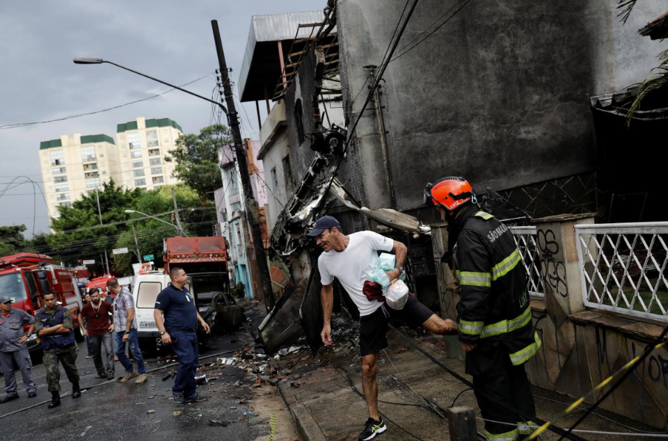 В Бразилии самолет упал на жилые дома - 2 человека погибли 1