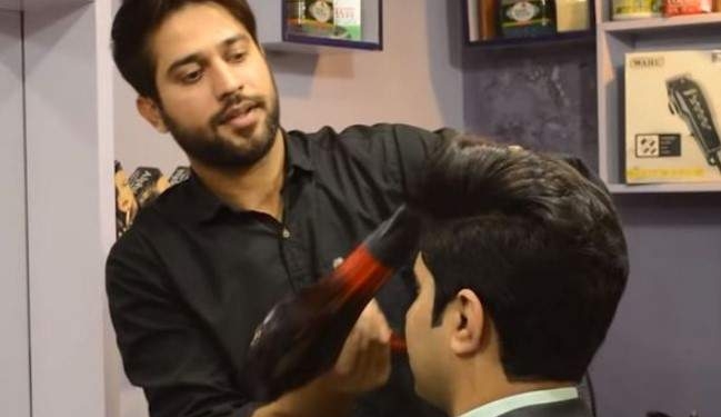 А по результату и не скажешь. Парикмахер из Пакистана использует 27 ножниц одновременно
