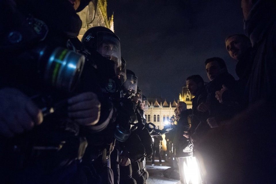 В Будапеште протесты против изменений в трудовом кодексе - полиция применила газ 1