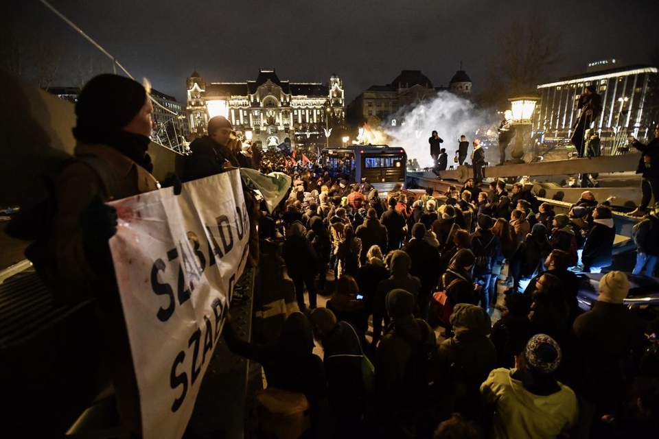 В Будапеште протесты против изменений в трудовом кодексе - полиция применила газ 3