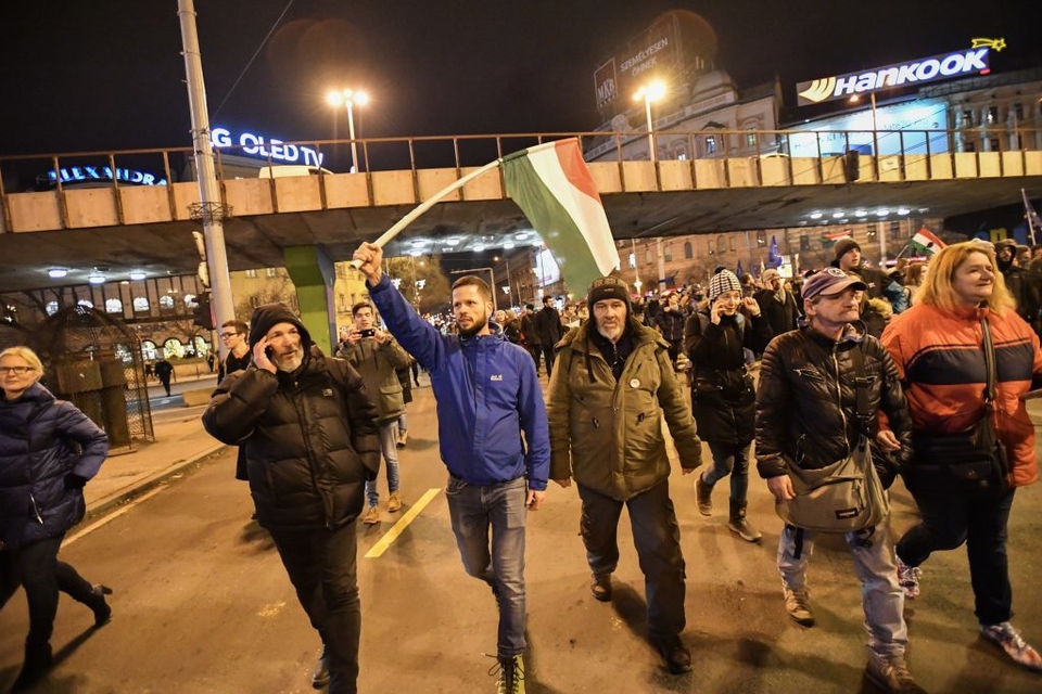 В Будапеште протесты против изменений в трудовом кодексе - полиция применила газ 5