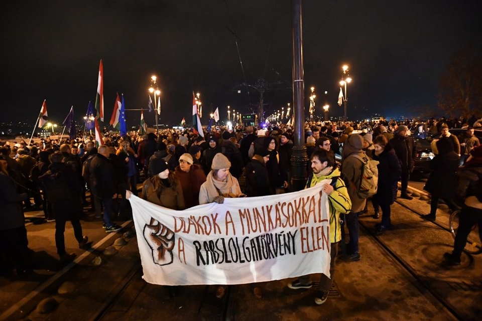 В Будапеште протесты против изменений в трудовом кодексе - полиция применила газ 7