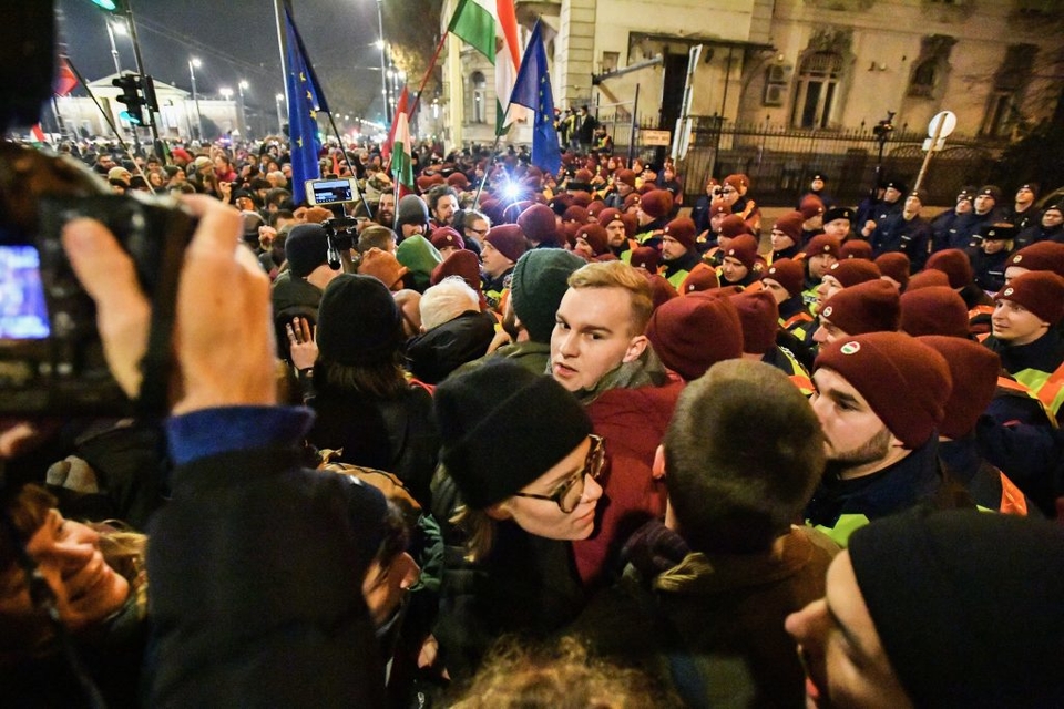 В Будапеште протесты против изменений в трудовом кодексе - полиция применила газ 9