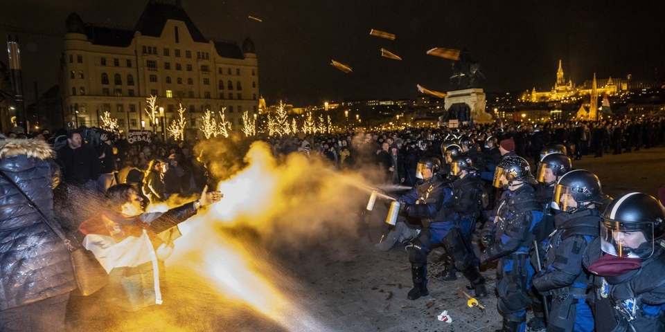 В Будапеште протесты против изменений в трудовом кодексе - полиция применила газ 13