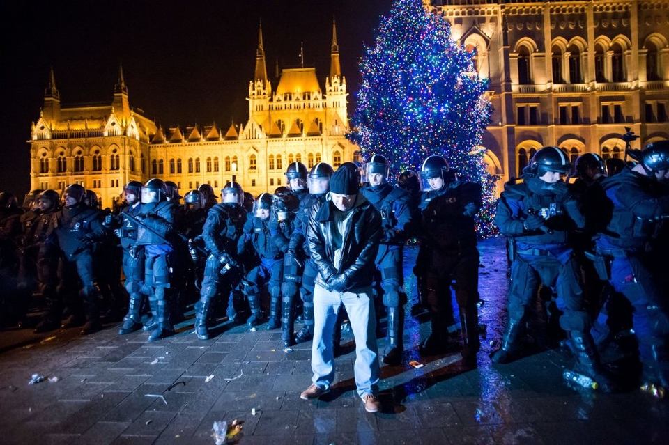 В Будапеште протесты против изменений в трудовом кодексе - полиция применила газ 15