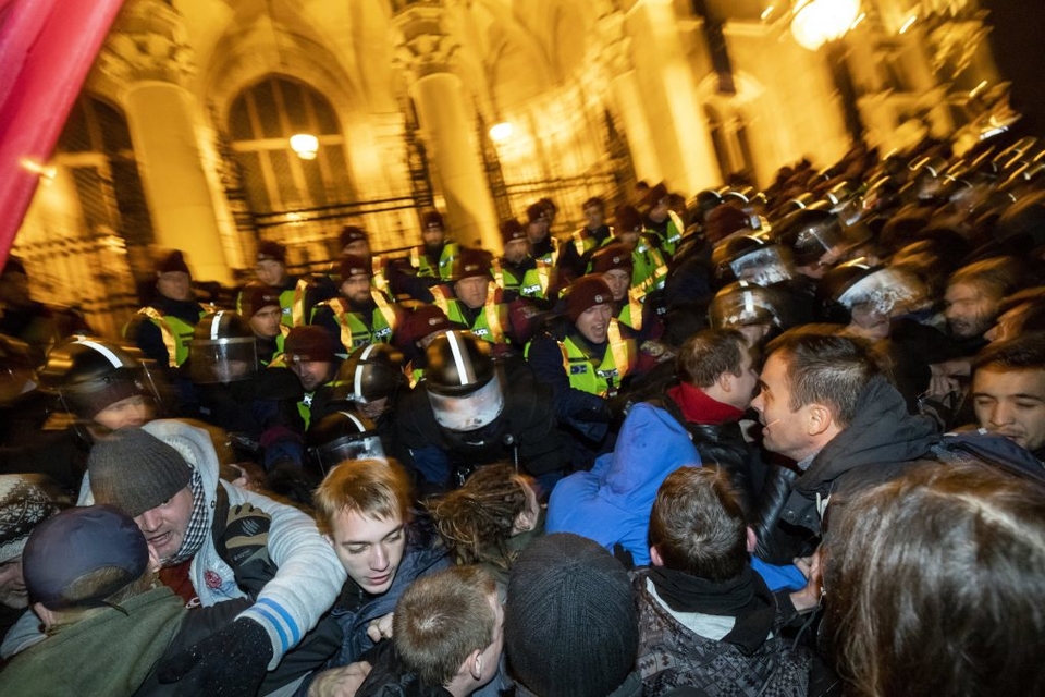 В Будапеште протесты против изменений в трудовом кодексе - полиция применила газ 17