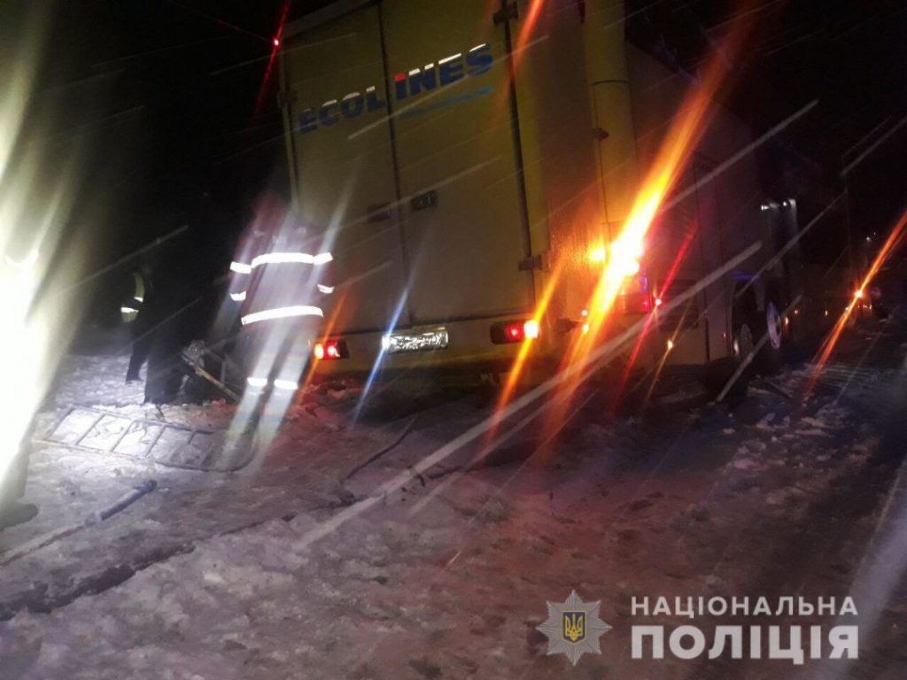 На Львовщине автобус разнес легковушку - четверо погибших 3