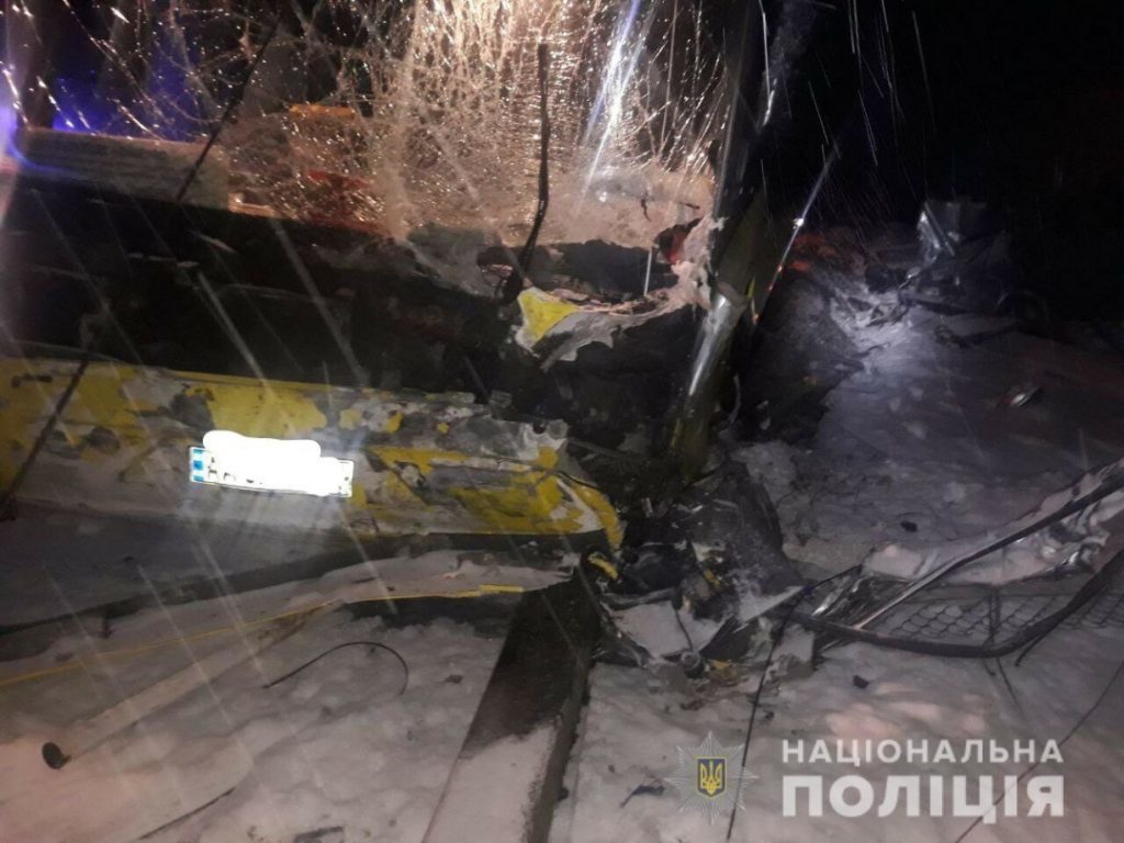 На Львовщине автобус разнес легковушку - четверо погибших 5