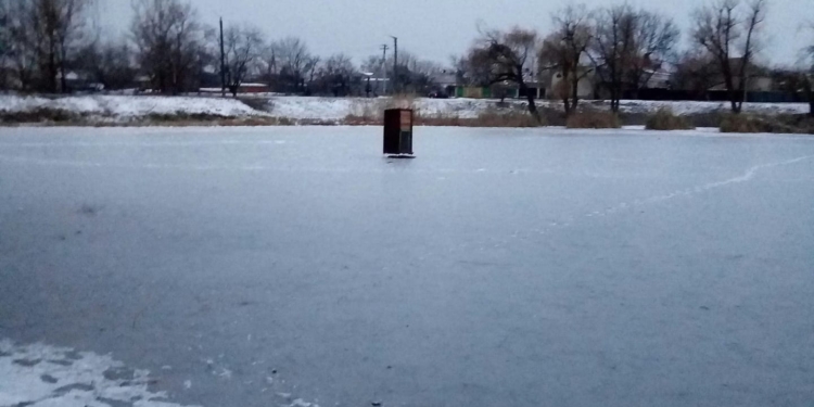 Интересная “инсталляция” в Первомайске – нужник посреди озера