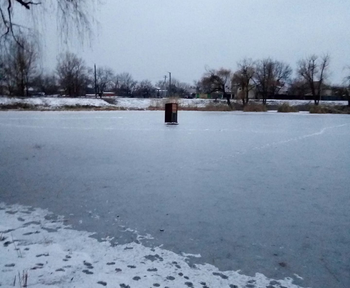 Интересная “инсталляция” в Первомайске – нужник посреди озера