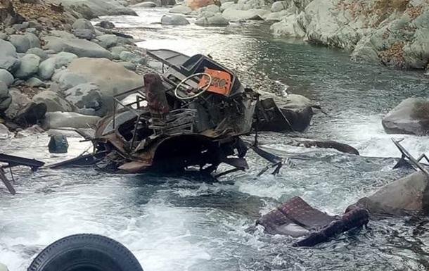 В Непале автобус со студентами рухнул в ущелье: 23 погибших, много пострадавших 1
