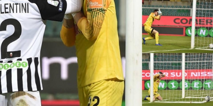 Автогол сезона: вратарь финтом ушел от соперника и завел мяч в собственные ворота