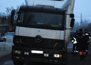 Только спасатели смогли вытащить застрявший в выбоине грузовик посреди  Николаева