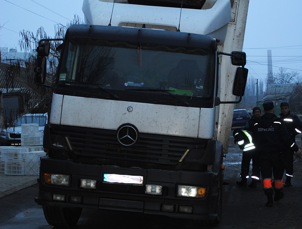 Только спасатели смогли вытащить застрявший в выбоине грузовик посреди Николаева 7