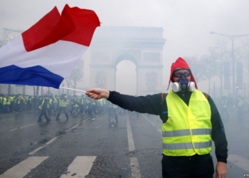 Правительство Франции отменило повышение тарифов на топливо после массовых протестов