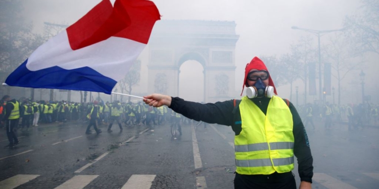 Правительство Франции отменило повышение тарифов на топливо после массовых протестов