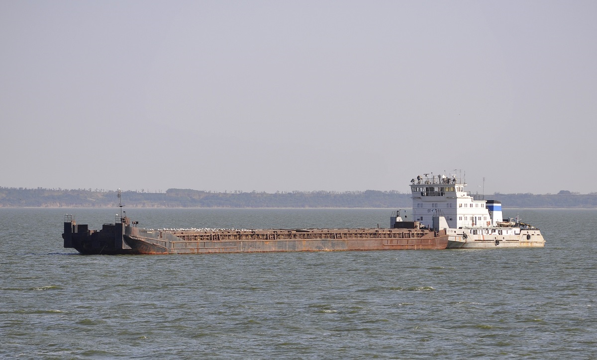 Российская баржа Shilaynyay с грузом пшеницы в 3700 тонн села на мель в Азовском море