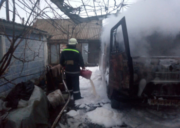 Во дворе дома в Арбузинке сгорел автомобиль УАЗ
