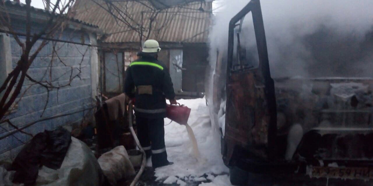 Во дворе дома в Арбузинке сгорел автомобиль УАЗ