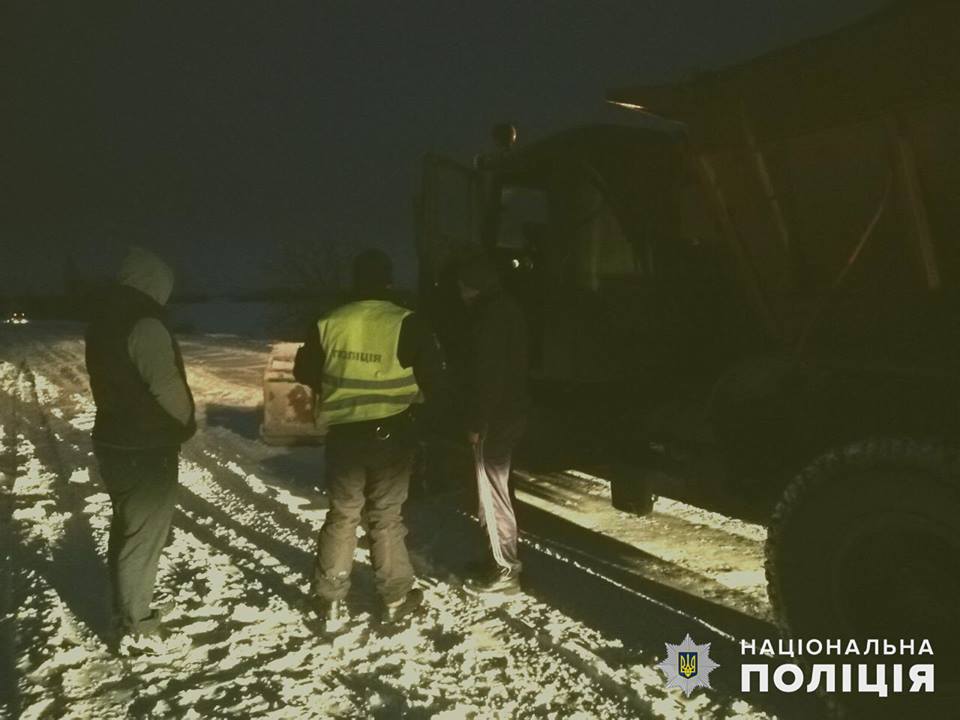 На Николаевщине частично разблокировали трассу М-13 в Арбузинском районе – пока проехать могут только легковушки 4