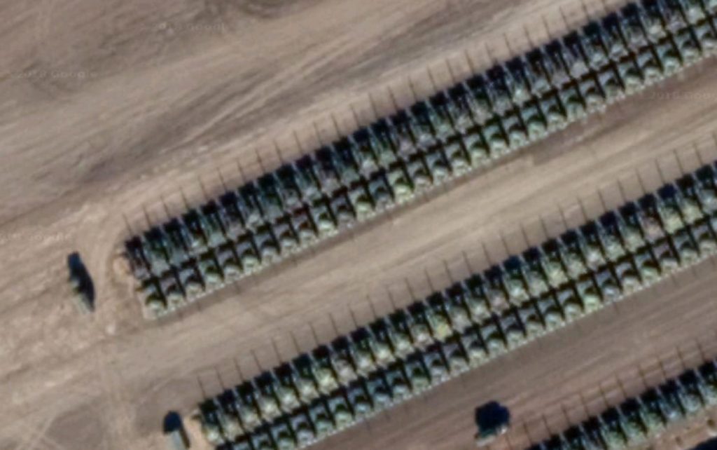На снимки Google Earth попали сотни танков на границе с Украиной 1