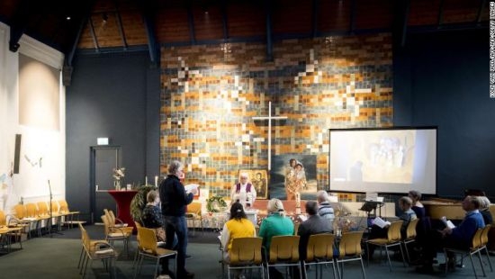 В голландском храме 1400 часов непрерывно идет церковная служба