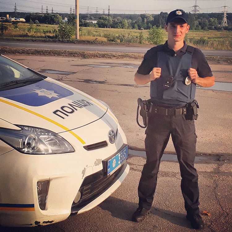 Бывший патрульный из Харькова, подозреваемый в превышении полномочий, сбежал в Россию и получил там паспорт 3